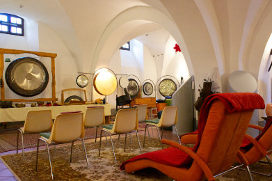 Blick in das Klanggewölbe mit Sitzen und Klanginstrumenten