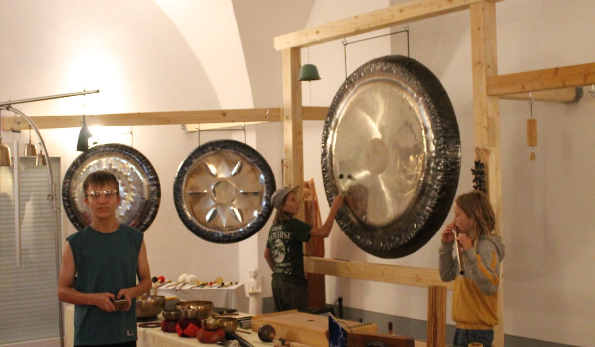 Sommerferienprojekt 2025 die Kinder an den Gongs