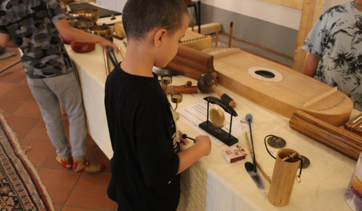 Sommerferienprojekt 2025 die Kinder an den Klanginstrumenten