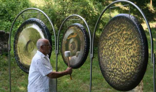 Volker Lauckner mit den Gongs in der Natur